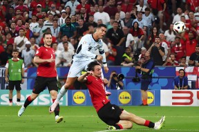 开云-关于C罗在澳大利亚队比赛中惊险取胜，精彩发挥引发热议！的信息